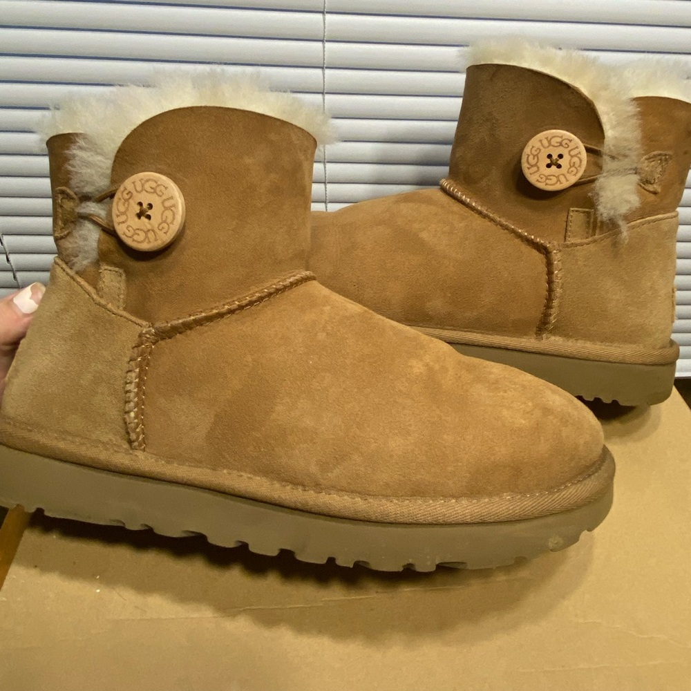 UGG Women's Mini Bailey Button II Size 8 Winter Boot - Chestnut
